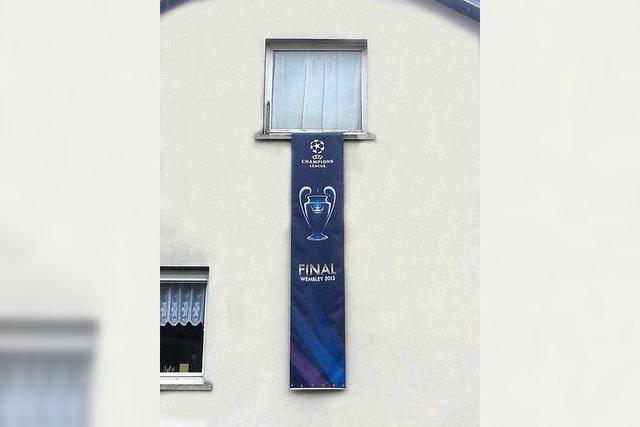 Fuballfan versteigert UEFA-Banner zugunsten der Flutopfer