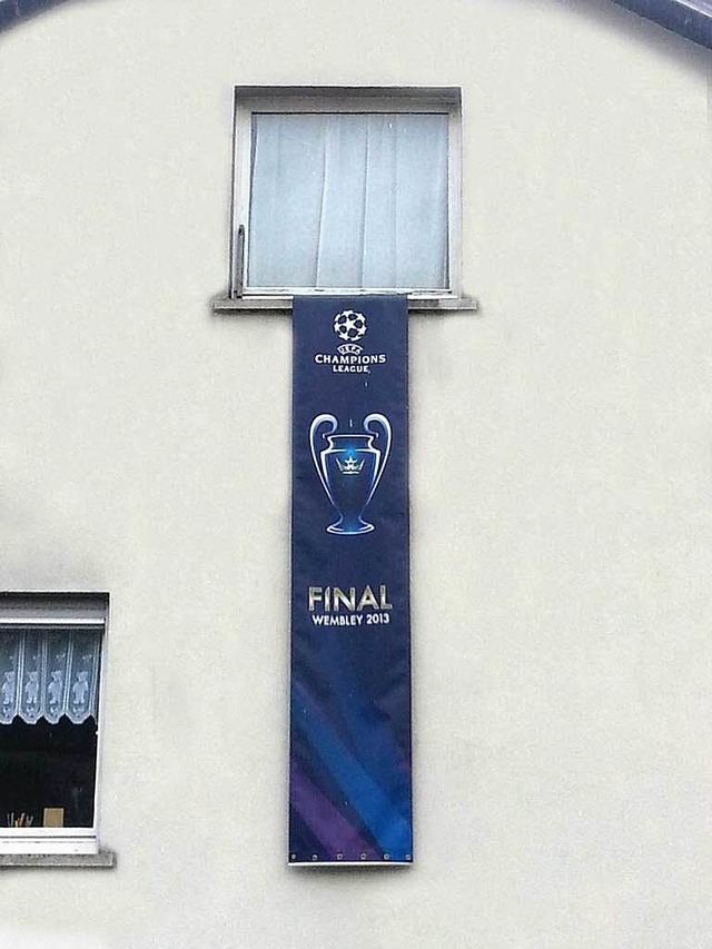 Dieses UEFA-Banner steht bis Sonntagabend bei Ebay zu Verkauf.  | Foto: privat