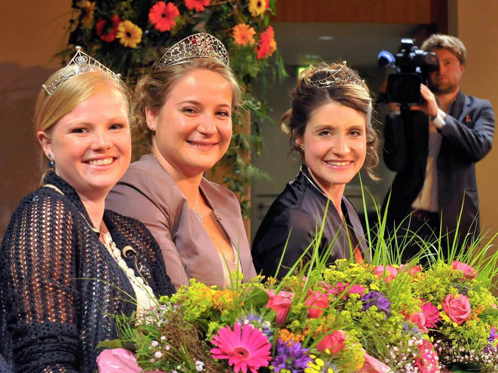 Die neuen Weinhohheiten, von links: Vanessa Wolff , Aurelia Warther , Marie-Luise Wolf. Sie mussten viele Fragen beantworten. Die neuen Weinhohheiten, von links: Vanessa Wolff , Aurelia Warther , Marie-Luise Wolf. Sie mussten viele Fragen beantworten.