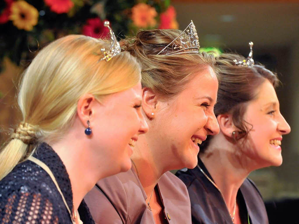 Die Weinhohheiten, von links: Vanessa Wolff (Weinprinzessin), Aurelia Warther (Weinkönigin) , Marie-Luise Wolf. (Weinprinzessin) Die Weinhohheiten, von links: Vanessa Wolff (Weinprinzessin), Aurelia Warther (Weinkönigin) , Marie-Luise Wolf. (Weinprinzessin)