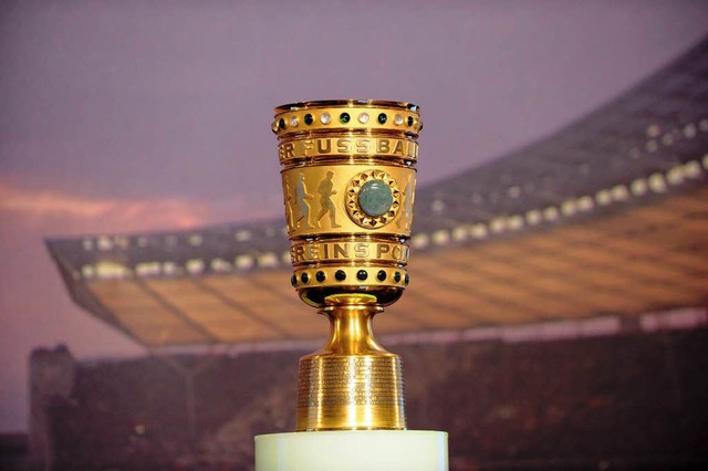 Das Objekt der Begierde: der DFB-Pokal   | Foto: dpa
