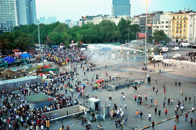Am Samstagabend begann die trkische P...umung des Protestlagers im Gezi-Park.  | Foto: AFP