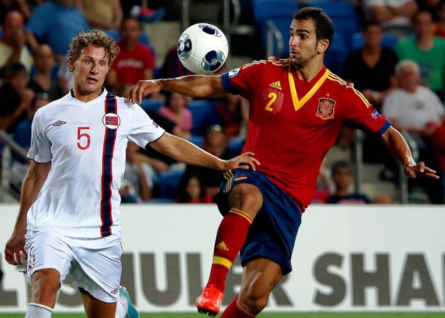 Vegar Hedenstad (l.) im Duell mit Mart... Spanier mit 3:0 gegen Norwegen durch.  | Foto: AFP