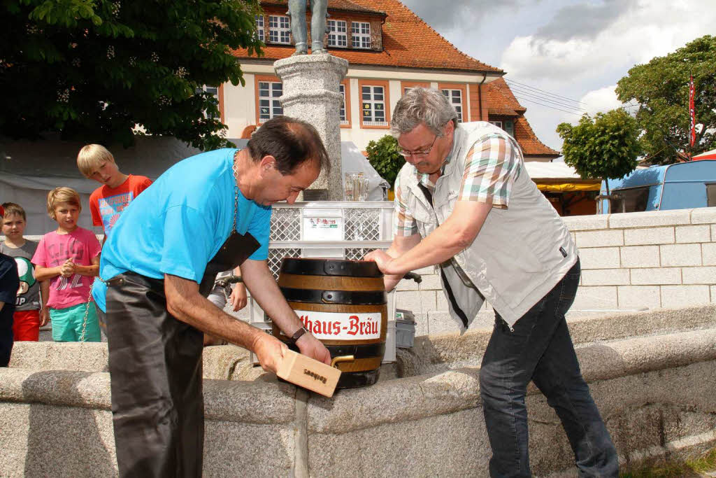 Mit dem Fassanstich (von links: Jean-Michel Pavec und Peter Aselmann) wurde das 34. Dorffest in Grafenhausen erffnet
