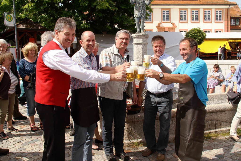 Fassanstich (von links): Georg Seidler, Christian Behringer, Peter Aselmann, Bernd Behringer und Jean-Michel Pavec