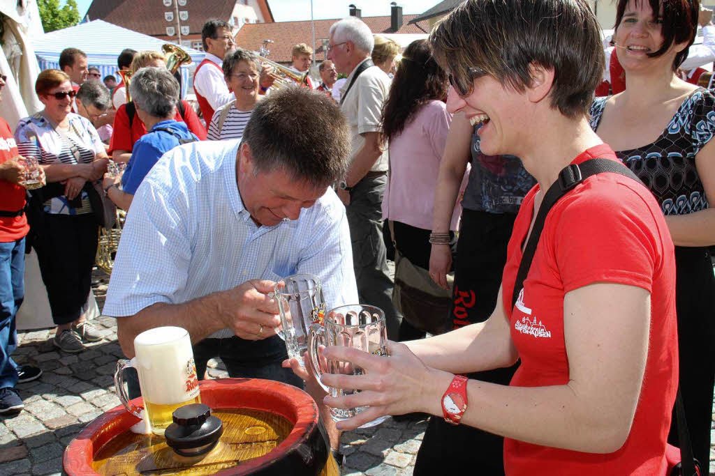 Beste Stimmung beim Bierzapfen