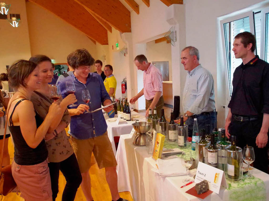 Maike Hofsaess, Jenny Groten und Nicolas Woitzik (von links), Medizinstudenten aus Freiburg, probieren Weine der WG Achkarren.