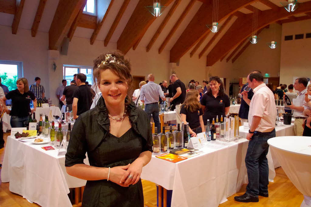 Eine strahlende Nathalie Henninger, amtierende Deutsche Weinprinzessin, besucht die Burgunderprsentation.