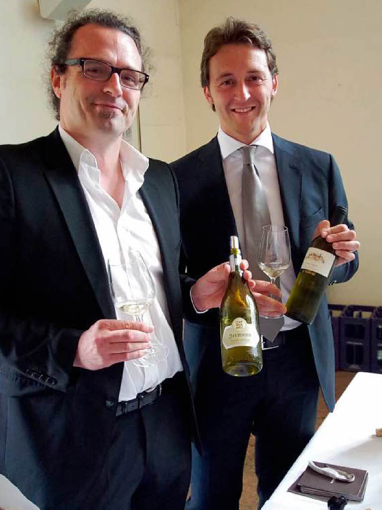 Alexander Ernst (links) von der Weinimportfirma Fischer und Trezza, und Alessandro Tosolini vom Weingut Teresa Raiz, freuen sich ber Erfolge bei der Grauburgunderprmierung 2013.