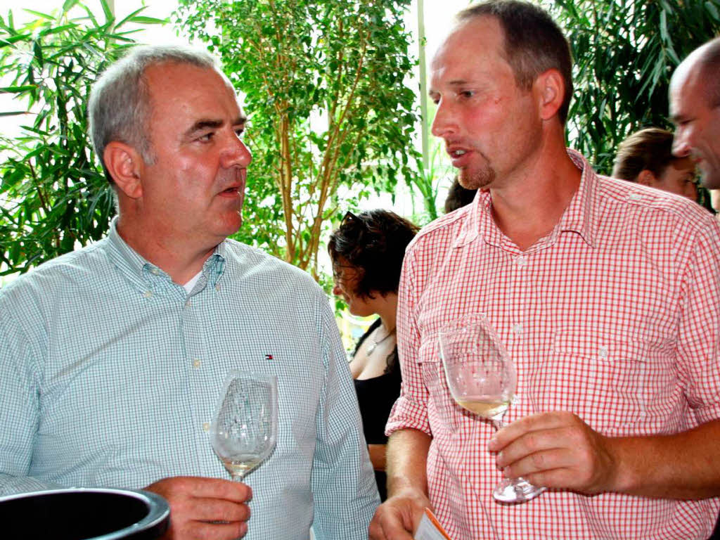 Die Weingutswinzer Josef Michel (links) und Bertram Isele aus Achkarren probieren die Siegerweine.