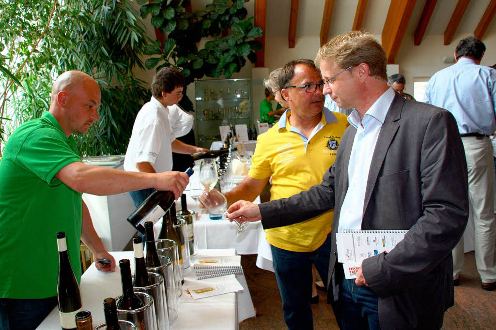 Im Foyer zum Brgersaal gab es die Siegerweine zu probieren. Dankwart Delors, Kellermeister im Weingut Hess in Gottenheim und engagiert in der Gruppe Generation Pinot, schenkt aus.