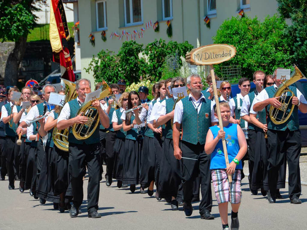 Angeführt wurde der Festumzug vom Musikverein Dillendorf. Angeführt wurde der Festumzug vom Musikverein Dillendorf.