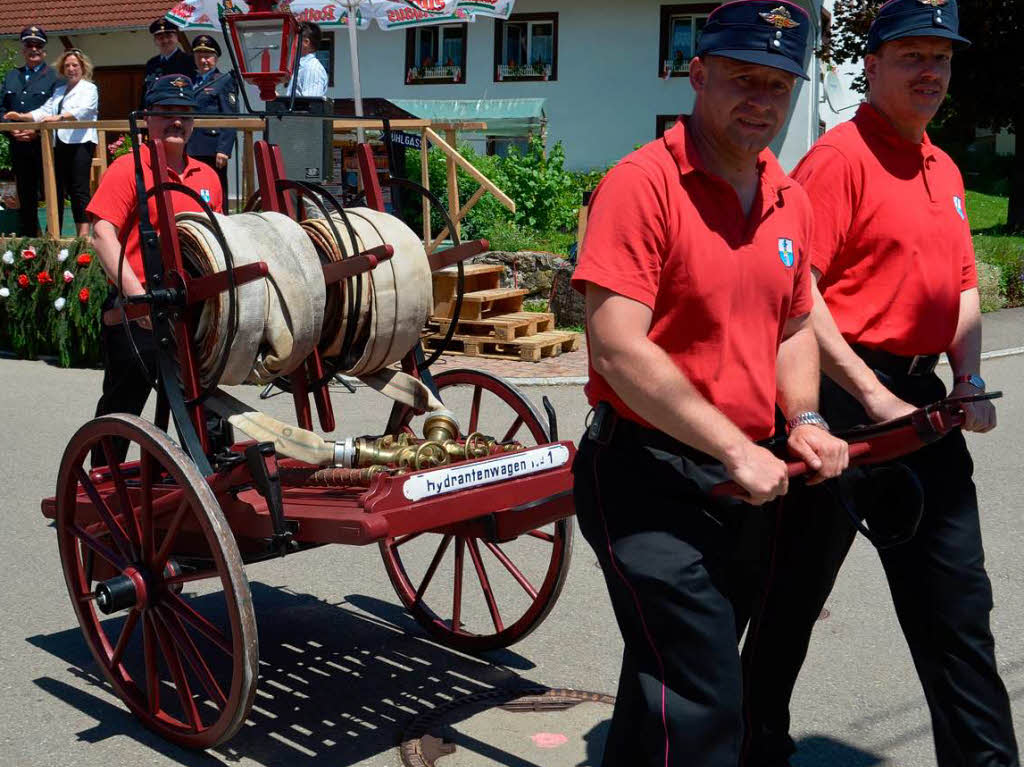 FFW Stühlingen mit handbetriebenem Spritzenwagen. FFW Stühlingen mit handbetriebenem Spritzenwagen.