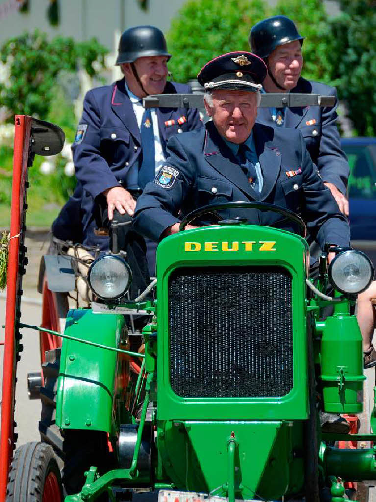 FFW Lausheim mit Oldie-Traktor FFW Lausheim mit Oldie-Traktor