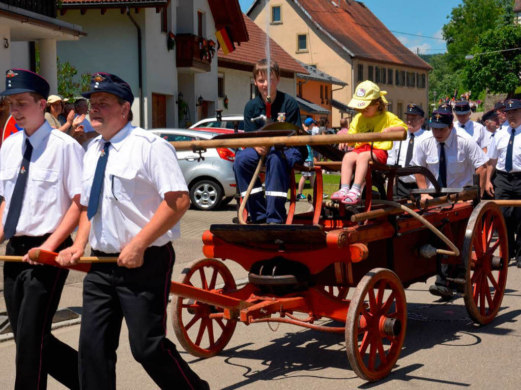 Die Fützener Kameraden sorgten mit ihrem Spritzenwagen für Abkühlung. Die Fützener Kameraden sorgten mit ihrem Spritzenwagen für Abkühlung.