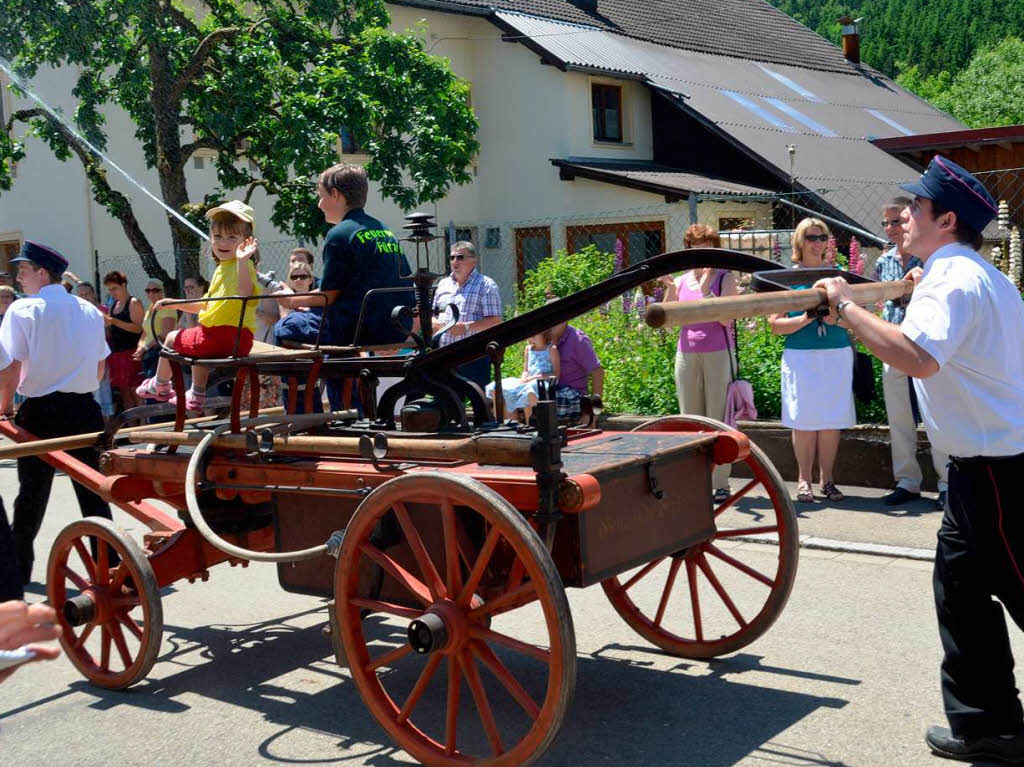 Die Fützener Kameraden sorgten mit ihrem Spritzenwagen für Abkühlung. Die Fützener Kameraden sorgten mit ihrem Spritzenwagen für Abkühlung.