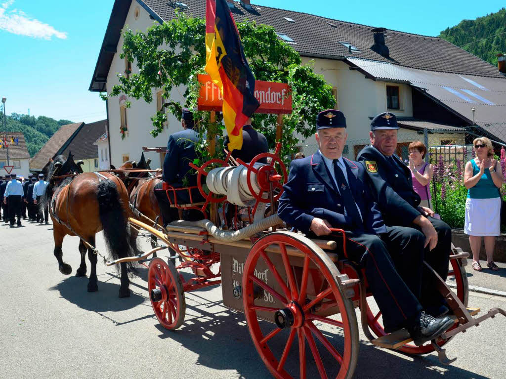 Mit Pferdegespann war die Feuerwehr Dillendorf angereist. Mit Pferdegespann war die Feuerwehr Dillendorf angereist.