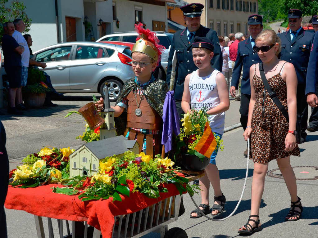Festumzug mit dem heiligen St. Florian Festumzug mit dem heiligen St. Florian