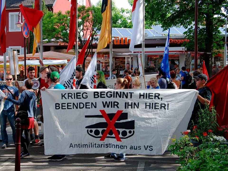 Politische Gruppen und Friedensinitiat...ung nach milit�risch ausgerichtet ist.  | Foto: Hans-Jochen Voigt