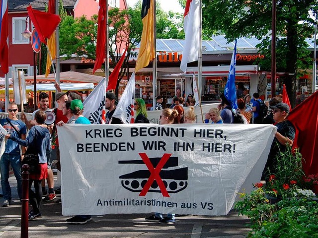 Politische Gruppen und Friedensinitiat...ung nach militrisch ausgerichtet ist.  | Foto: Hans-Jochen Voigt