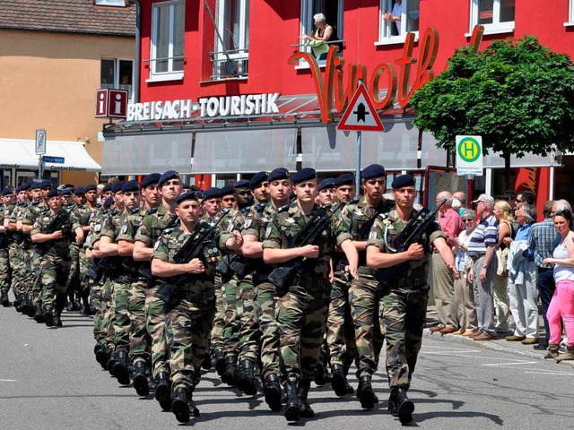 Mehrere Hundert Soldaten der deutsch-f... durch die Breisacher Innenstadt teil.  | Foto: Kai Kricheldorff