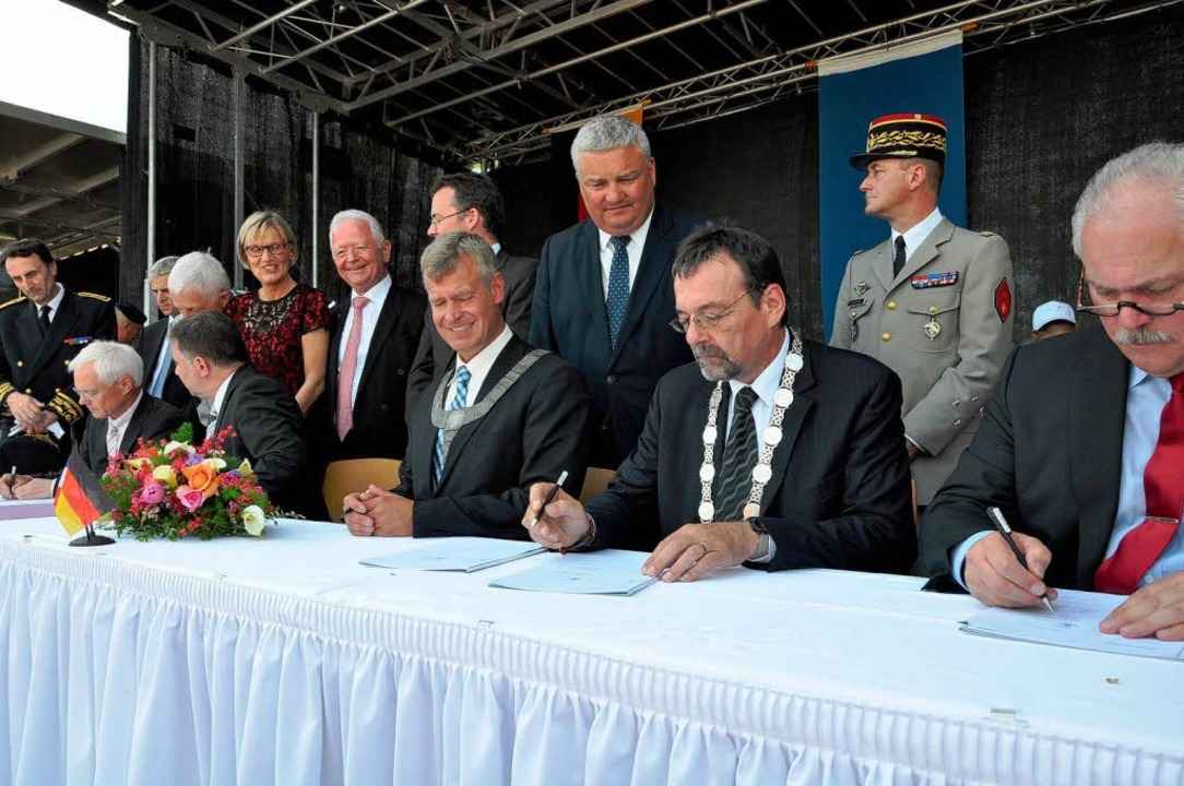 Beim deutsch-franz�sischen Freundschaf...ds „Zwei-Breisacher-Land“.  | Foto: Kai Kricheldorff