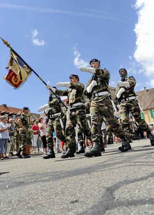 Mit Musik und Milit�rs: Der offizielle...Freundschaftsfests war sehr feierlich.  | Foto: Philippe Thines
