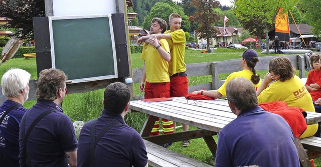 Wie man sich aus der Umklammerung eine...zeigte Philipp Schwenninger vom DLRG.   | Foto: Ute Aschendorf