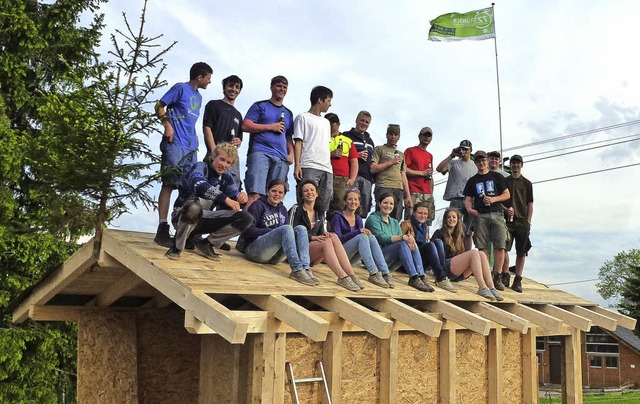 Richtfest auf dem Dach der Bergstation...zenbach zum Abschluss der 72 Stunden.   | Foto: brichta