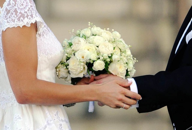 Die klassische Hochzeit in Wei wird seltener.   | Foto: DPA