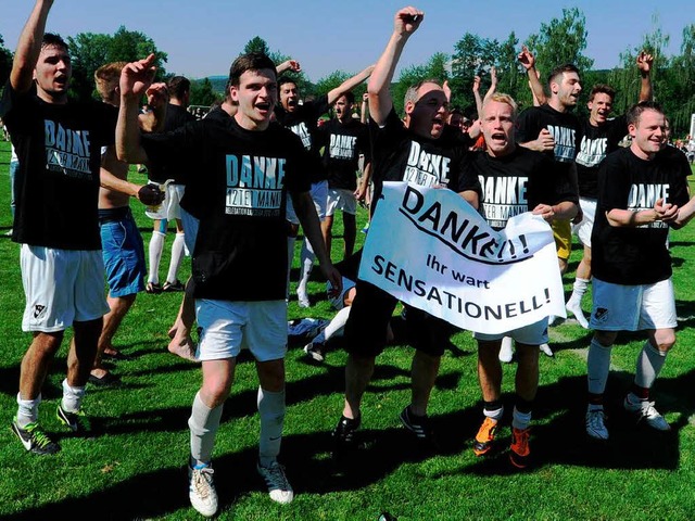 Freudentnze des FC Wittlingen nach de...tiegsrunde zur Landesliga, Staffel II. 