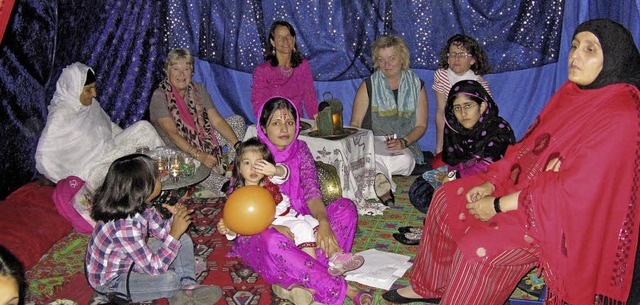 Ein Treffen verschiedener Kulturen fand in der orientalischen Teestube statt.   | Foto: Dorothee Mller-Barbian