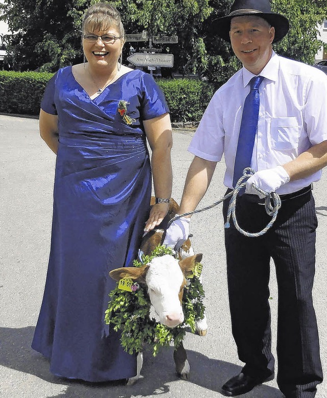 Trauzeuge Ketterer  mit der versprochenen Kuh.   | Foto: BUTSCHLE