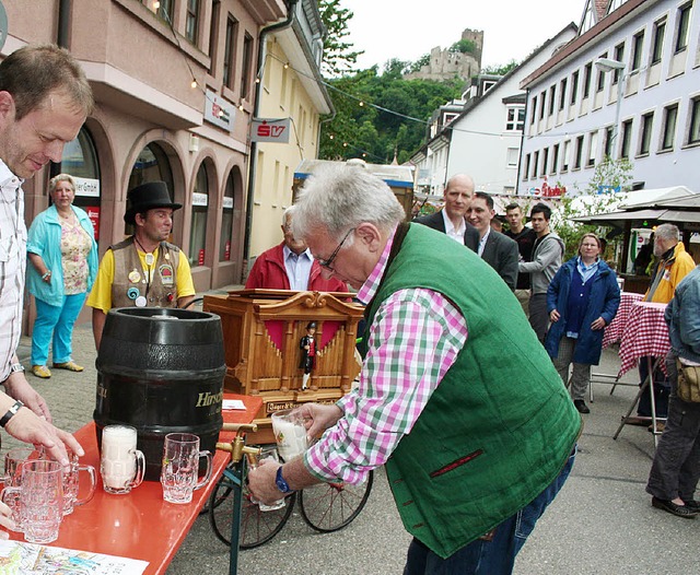 Linkes Bild: OB-Stellvertreter Michael... der Schusterstrae sogar zum Tanzen.   | Foto: Karin Heiss