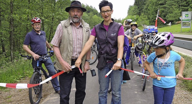 Sichtlich erfreut gaben Gottfried Schn...t den Geh- und Radweg offiziell frei.   | Foto: Kurt Meier