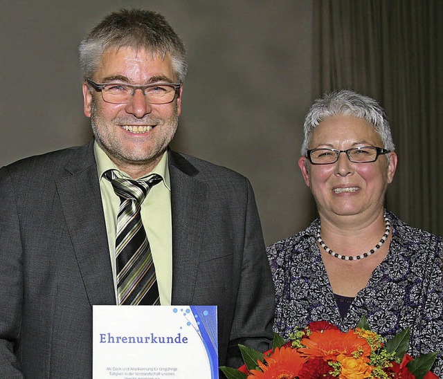 Der neue Ehrenvorsitzende des TuS Mahl...as Schwarz, mit seiner Frau Angelika.   | Foto: Sandra Decoux-Kone