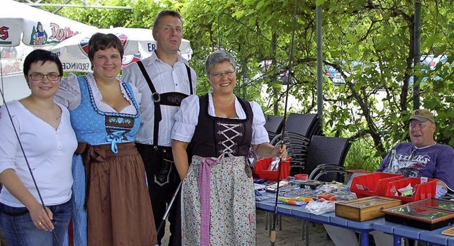 Die Organisatoren des Anglerflohmarkts... fr den bayerischen Brunch in Schale.  | Foto: Hildegard Siebold