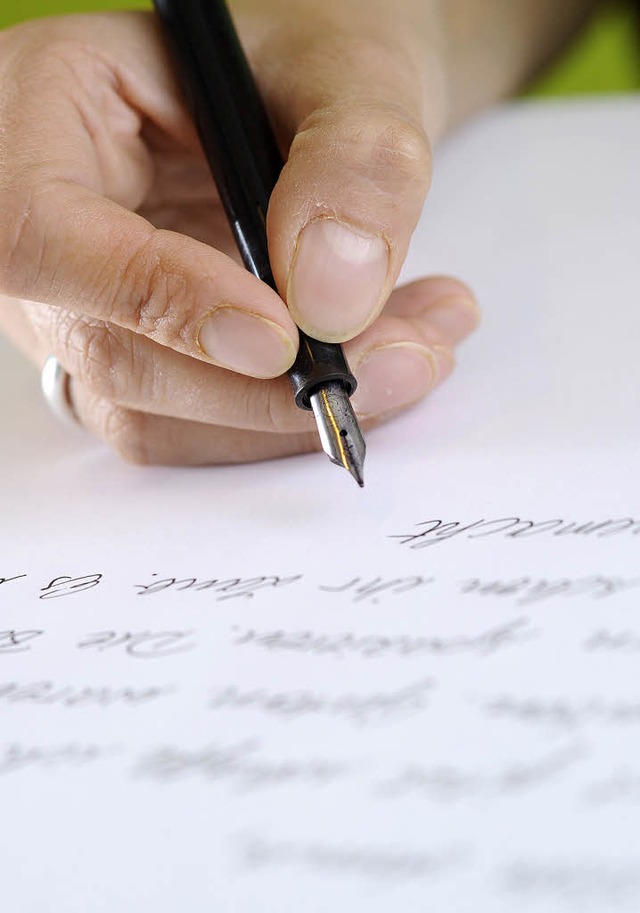 Eine Frau schreibt einen Brief  | Foto: dpa