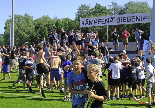 90 Minuten bangen &#8211; dann lagen sich die Wittlinger Fans in den Armen.   | Foto: LUISE LAUBER