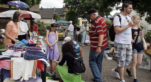 Der Flohmarkt stellt sich als eine Fundgrube heraus.   | Foto: Heidi Fssel