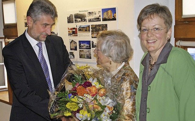 Gratulation und Dank von Brgermeister...an Margot und Doris Richter (rechts).   | Foto: hrvoje miloslavic