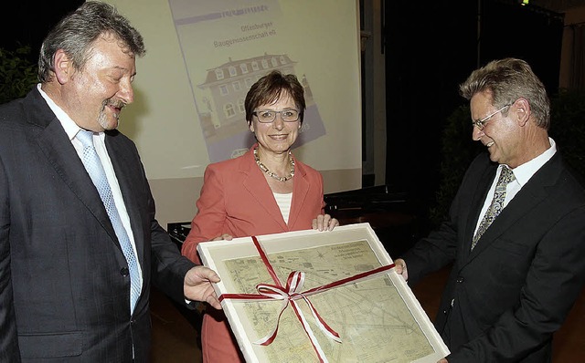 OB Schreiner berreicht Geschftsfhre...chef  Reiner Mnnle einen alten Plan.   | Foto: robert ullmann