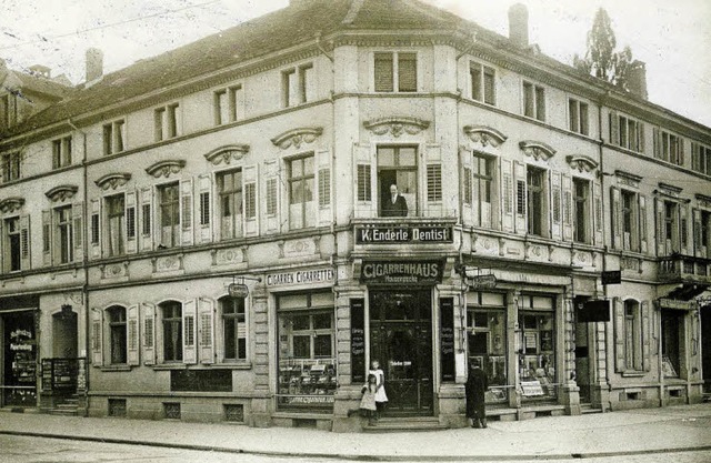 Die Gnterstalstrae 1 im Oktober 1912...em Balkon steht Dentist Karl Enderle.   | Foto: Archiv: Manfred Gallo
