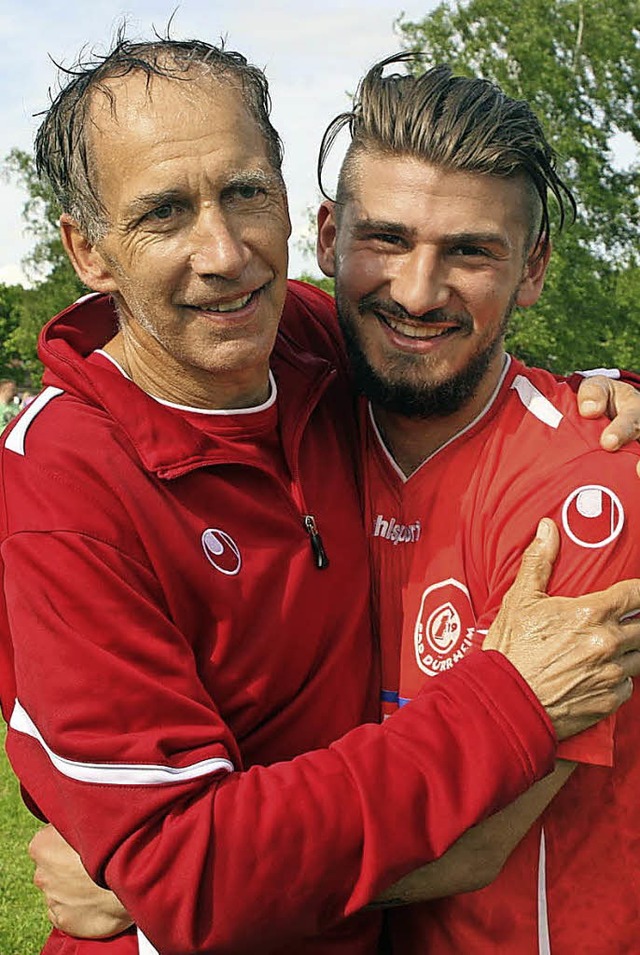 Trainer Reiner Scheu nach Sektdusche mit  Mustafa Akgn   | Foto: Rein