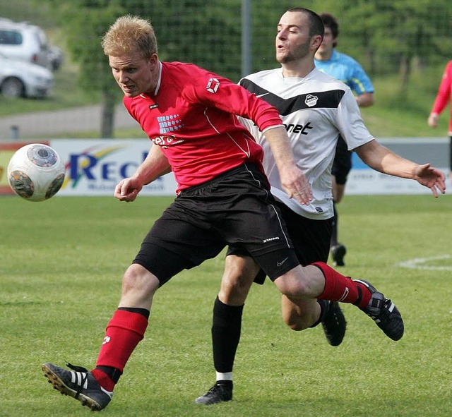 Frank Arzner (links) traf zum 2:0-Ends...ihm drngelt der Wehrer Rouven Rnzi.   | Foto: Michael Neubert