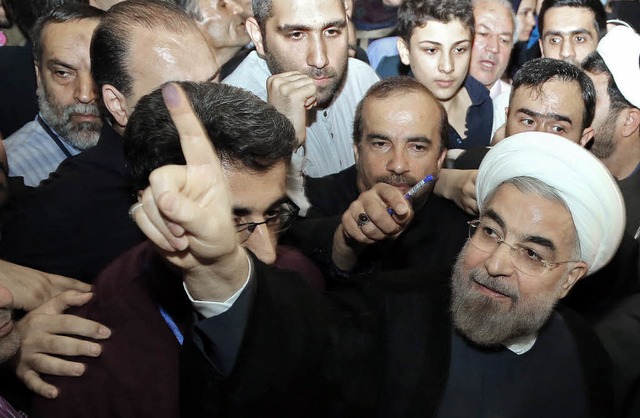 Der neue iranische Prsident Hassan Ruhani   (rechts unten) bei der Stimmabgabe  | Foto: DPA