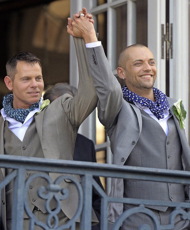 Yves Lorentz (links) and Patrice Strub...dem Balkon des Straburger Rathauses.   | Foto: AFP