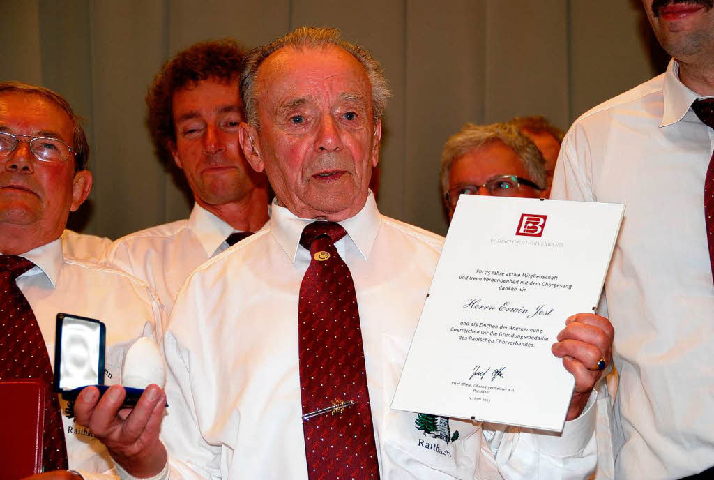 Erwin Jost wurde fr 75 Jahre aktive Mitgliedschaft geehrt.