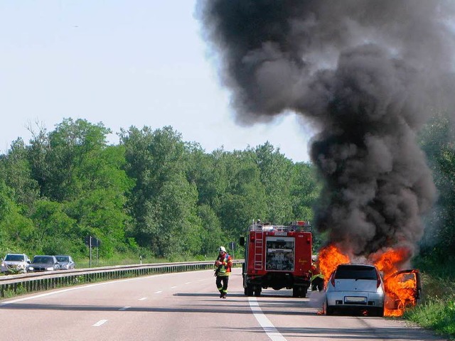 Auto in Flammen: Die Insassen konnten sich retten.   | Foto: Polizei