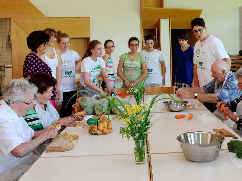 Kochen mit Demenzkranken lautete die Aufgabe der Klasse R8 der Heimschule Ettenheim.